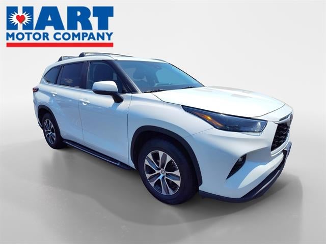 2023 Toyota Highlander XLE in Wind Chill Pearl — front three-quarter view